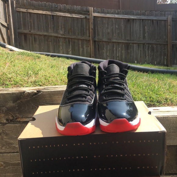 Jordan 11 Playoff Bred Size 10.5 - Picture 2 of 7
